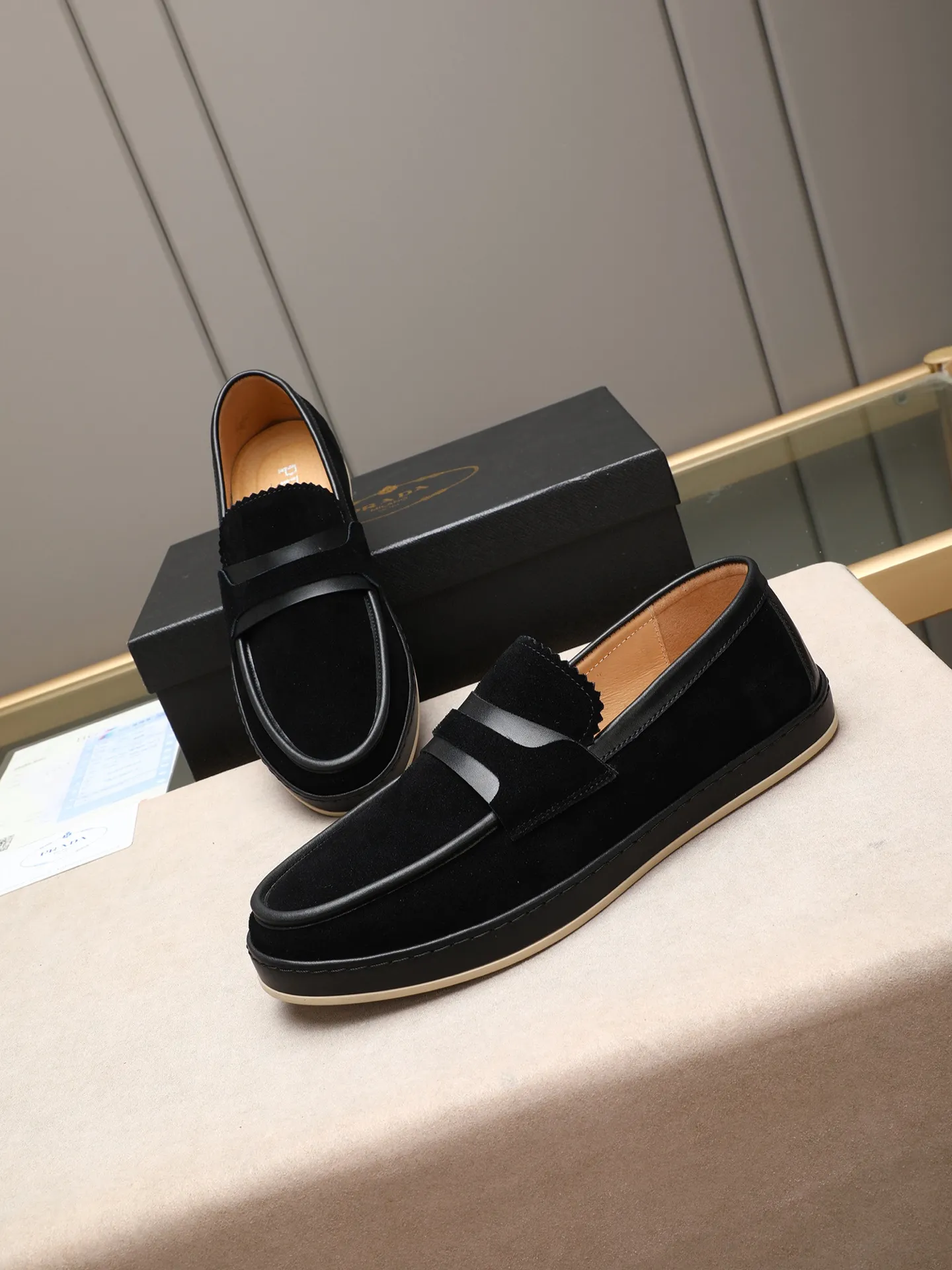 Men's men's shoes 💰P420 🆕🔥New update🔥👟PRADA (Prada) new products are released, imported soft cowhide, fashionable to allow air to penetrate the entire shoe, and the awesome shoes [strong] bring an extremely comfortable and breathable feeling! Beautiful inside and out! Exquisite workmanship, top-grade cowhide material, 😌Number: 38~44 (45 customized) 4 colors of black, blue, gray to choose from.